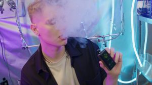 1-a boy with the e-cigarette-VB03_1.67.1